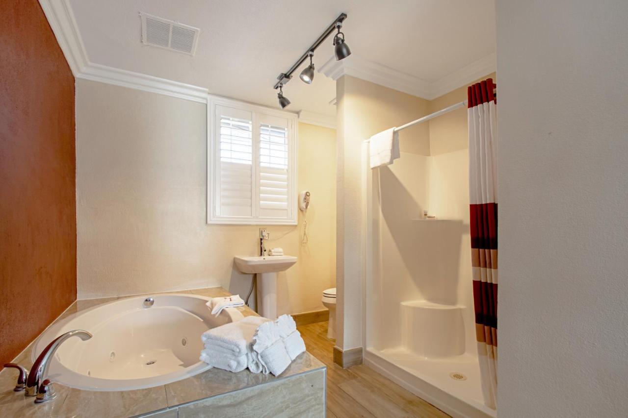 Red Roof Inn & Suites Monterey Extérieur photo