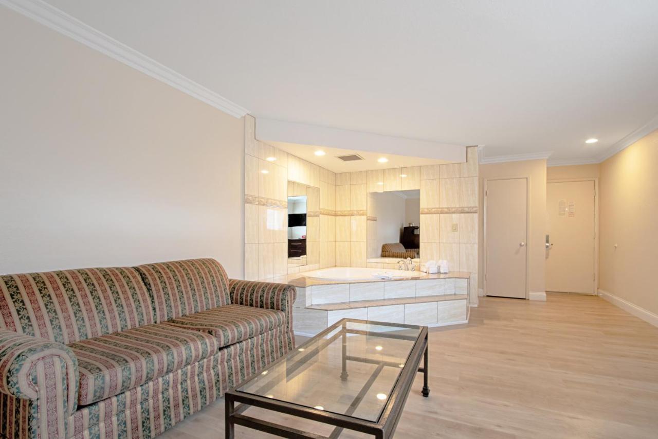 Red Roof Inn & Suites Monterey Extérieur photo