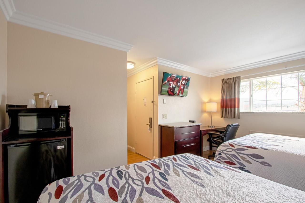 Red Roof Inn & Suites Monterey Extérieur photo
