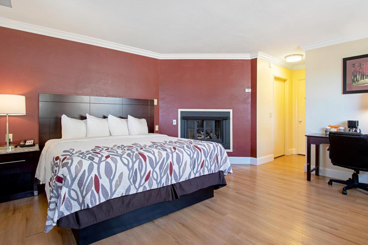 Red Roof Inn & Suites Monterey Extérieur photo