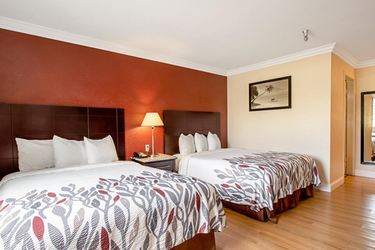 Red Roof Inn & Suites Monterey Extérieur photo