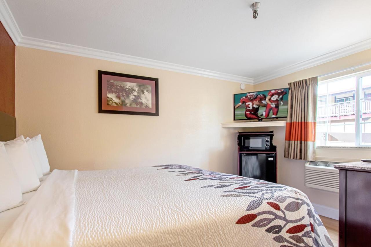 Red Roof Inn & Suites Monterey Extérieur photo