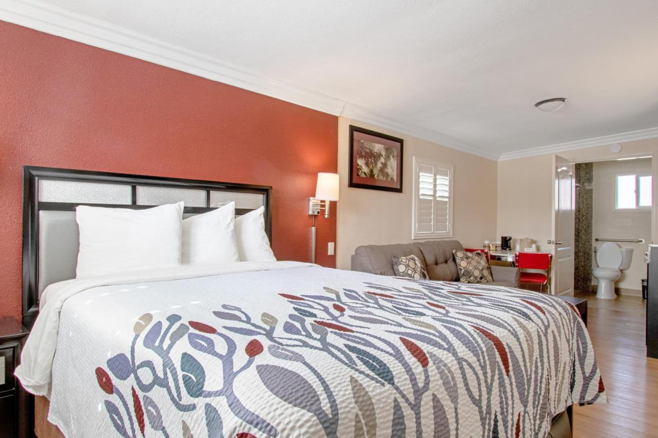 Red Roof Inn & Suites Monterey Extérieur photo