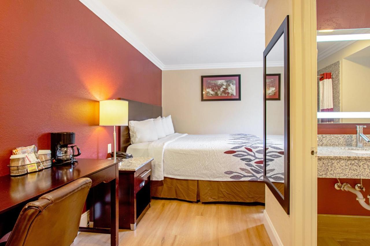 Red Roof Inn & Suites Monterey Extérieur photo