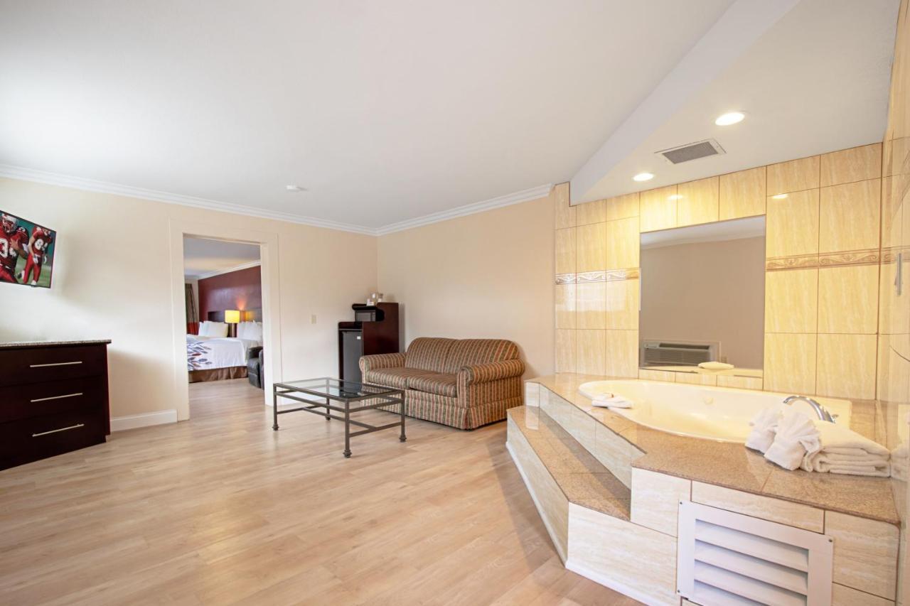 Red Roof Inn & Suites Monterey Extérieur photo