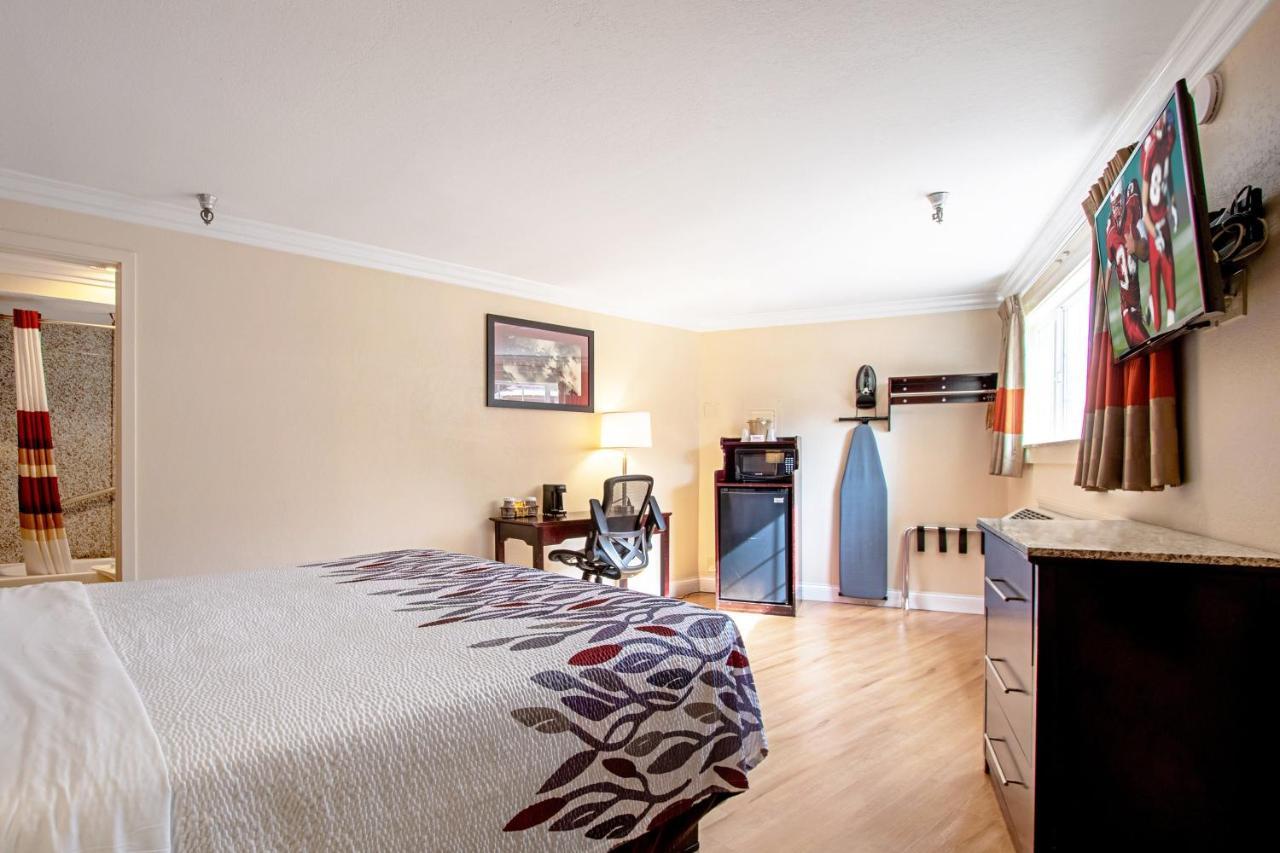 Red Roof Inn & Suites Monterey Extérieur photo