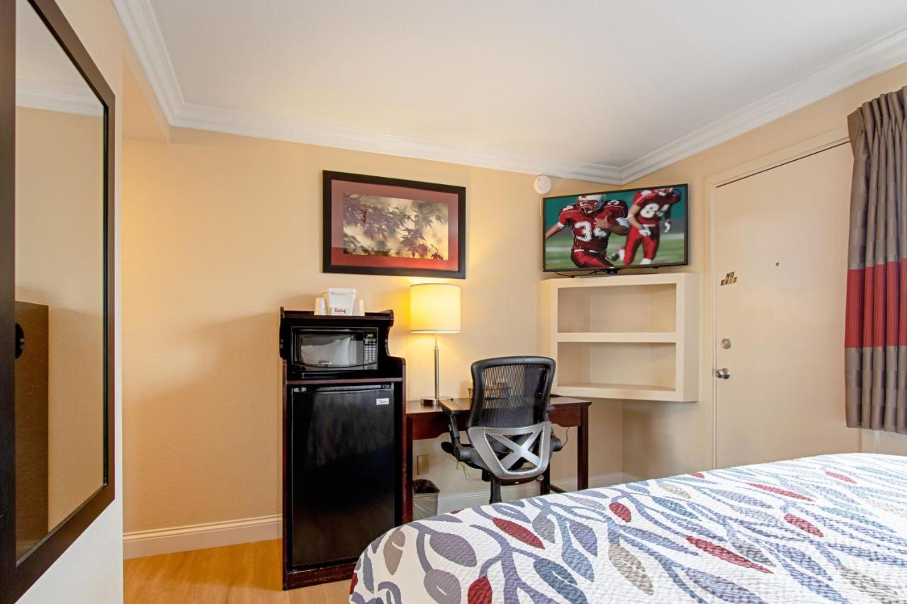 Red Roof Inn & Suites Monterey Extérieur photo