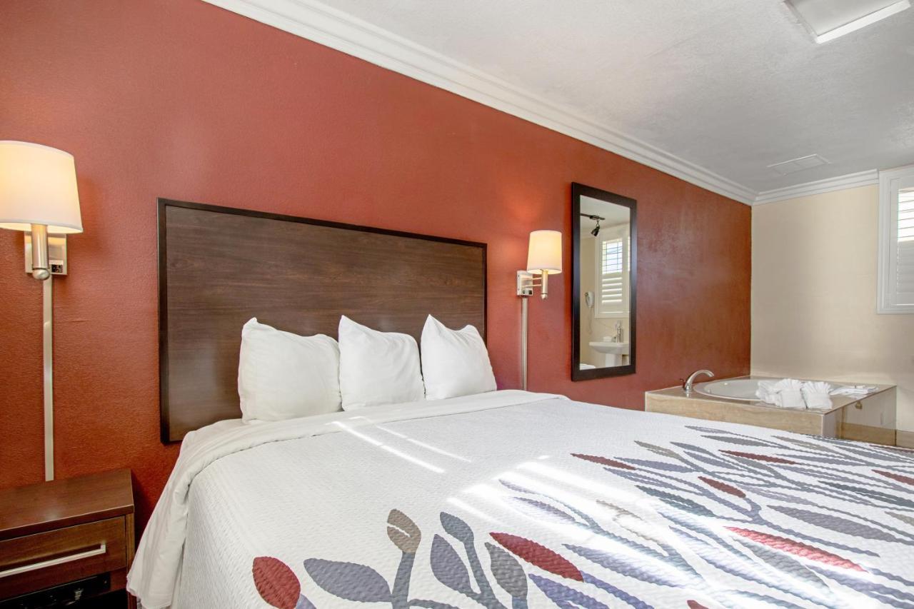 Red Roof Inn & Suites Monterey Extérieur photo