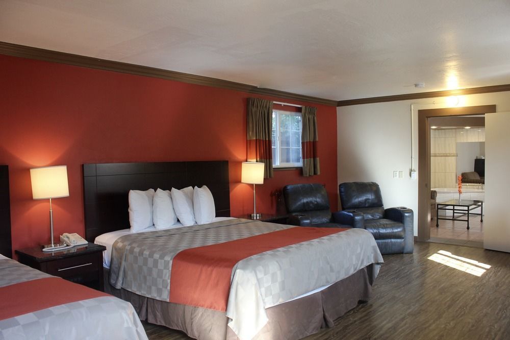 Red Roof Inn & Suites Monterey Extérieur photo