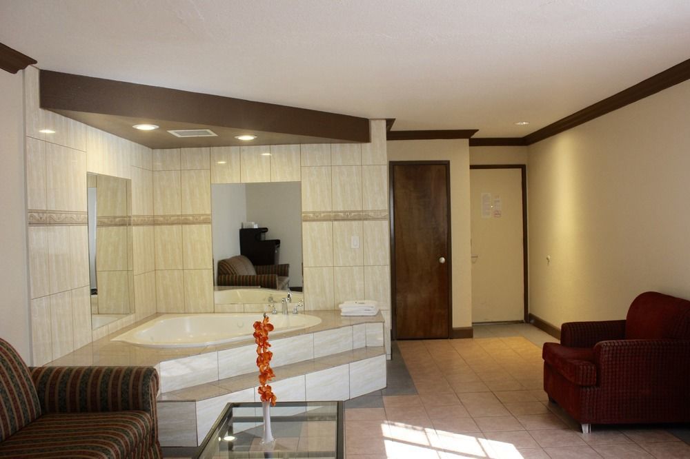 Red Roof Inn & Suites Monterey Extérieur photo