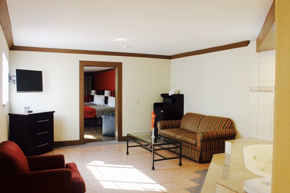 Red Roof Inn & Suites Monterey Extérieur photo