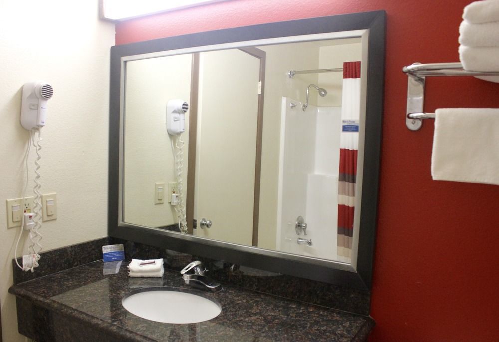 Red Roof Inn & Suites Monterey Extérieur photo
