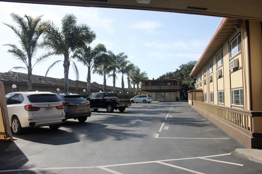 Red Roof Inn & Suites Monterey Extérieur photo