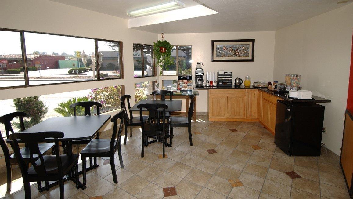Red Roof Inn & Suites Monterey Extérieur photo