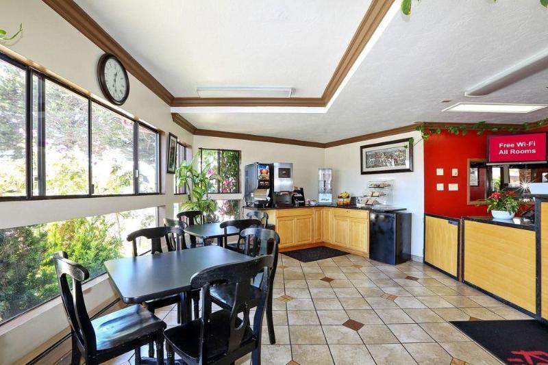 Red Roof Inn & Suites Monterey Extérieur photo