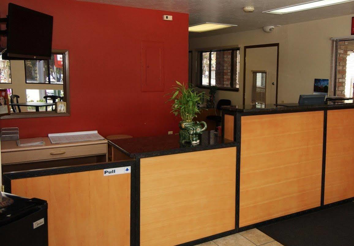 Red Roof Inn & Suites Monterey Extérieur photo