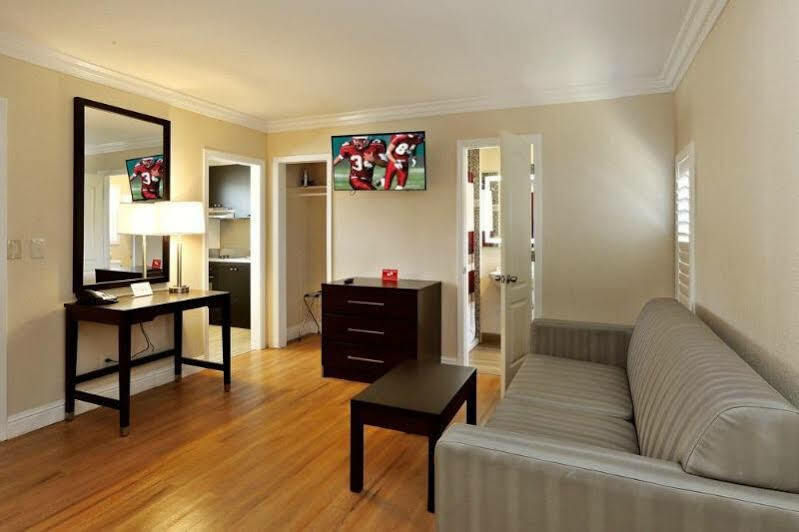 Red Roof Inn & Suites Monterey Extérieur photo