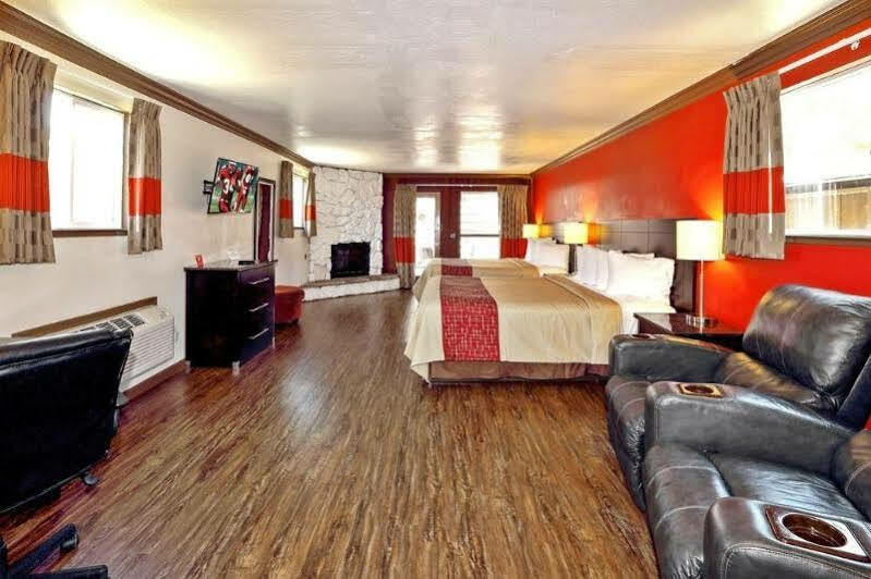 Red Roof Inn & Suites Monterey Extérieur photo
