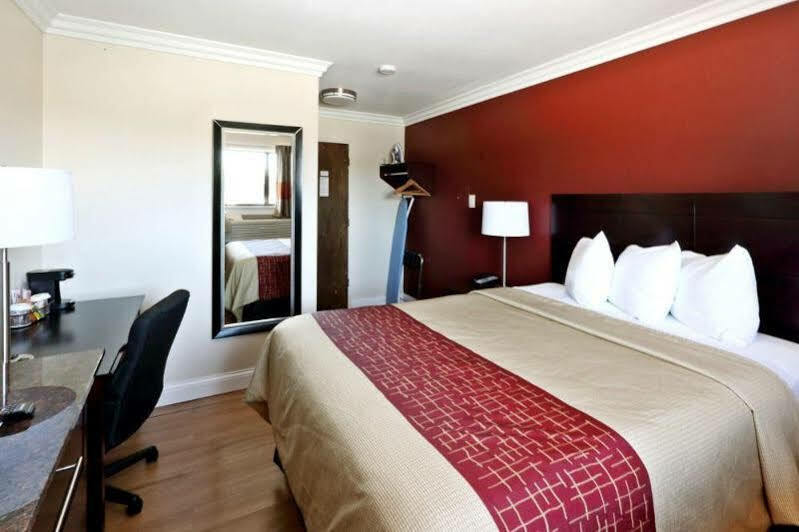 Red Roof Inn & Suites Monterey Extérieur photo