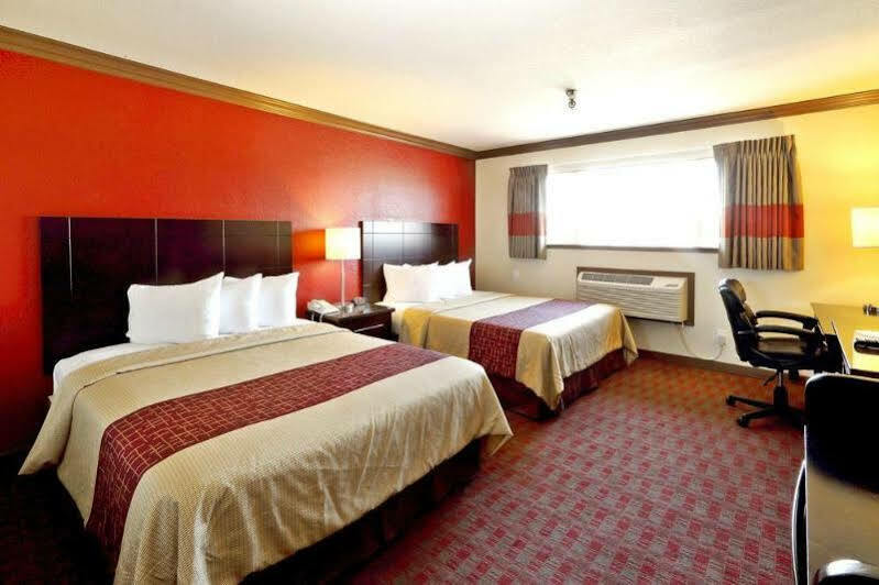 Red Roof Inn & Suites Monterey Extérieur photo